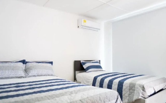 The American Corner Hostel & Gastro Bar
