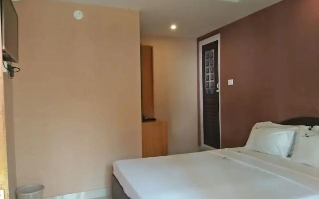Black Beach Resort