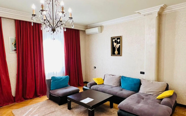SPACIOUS Apt in Yerevan with JACUZZI Near Opera