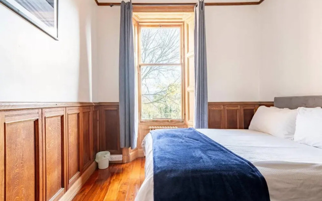 Stunning 5 Bedroom Large Apartment With Parking