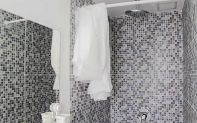 Spectacular and Posh Studio Aeropolis Apartment