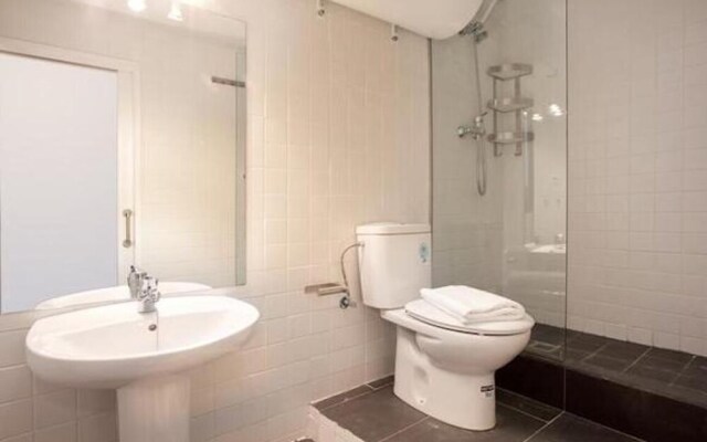 Spacious Apartment for Families Near Park Guell