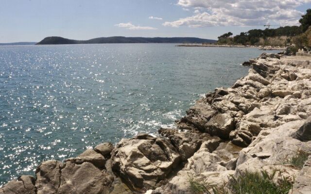 Beachfront Apartment Drazen, With Patio & Parking