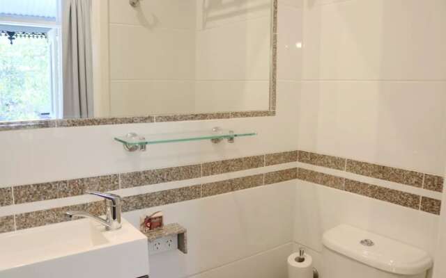 Elegant 2 Bedroom House in Inner City Oasis