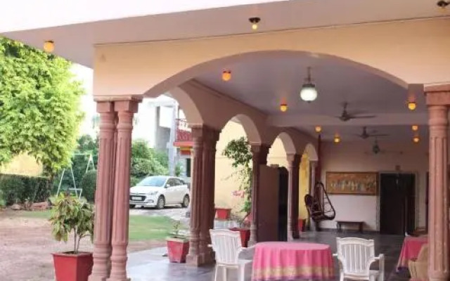 Daulat Niwas Hotel