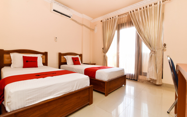 RedDoorz Premium near El Tari International Airport