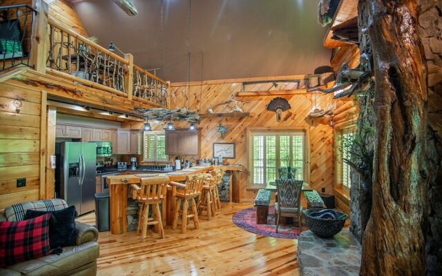 Iron Mountain Lodge 3 Bedroom Cabin by RedAwning