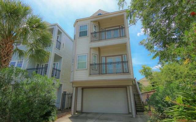 Spacious Kemah Boardwalk Townhome