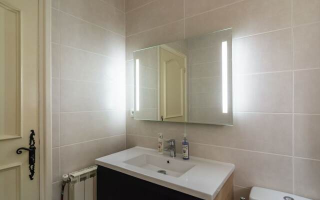 Spacious Villa in La Gaude With Swimming Pool