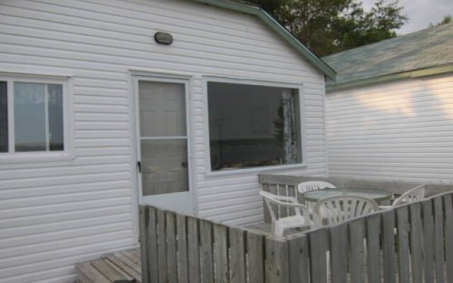 Baybreeze Motel & Cottages