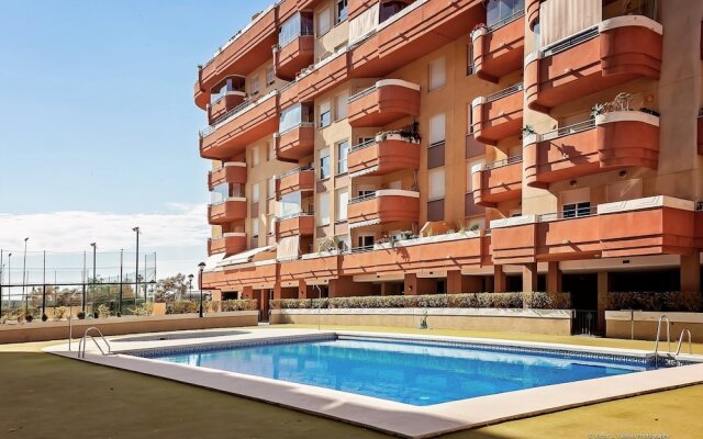 Apart. con piscina frente al mar