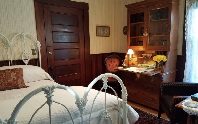 The Jeweled Turret Inn