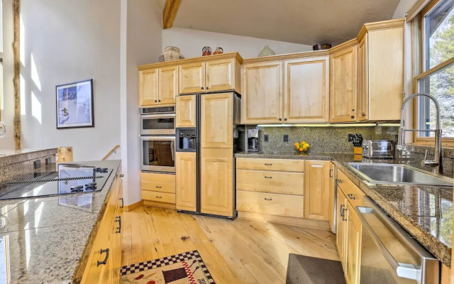 Ski & Hike On-site: Breckenridge Retreat!