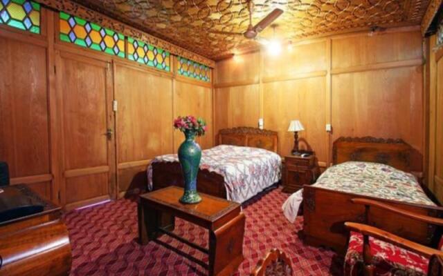 Royal Dandoo Palace - House Boat