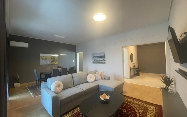 Spacious Seaside Flat at Alimos