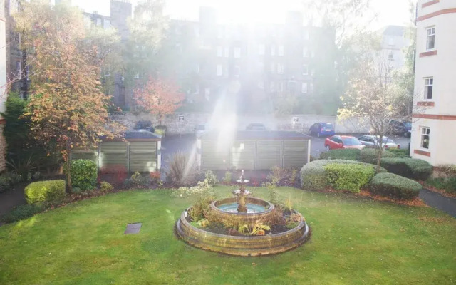 Spacious 2 Bedroom Home in Edinburgh