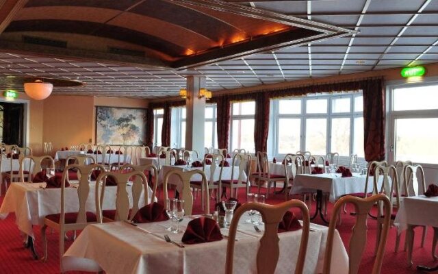 Grand Arctic Hotel