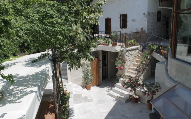 Yasin's Place Backpackers Cave Hotel