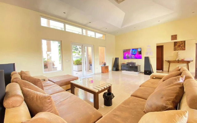 Tropical Luxury 4BR Pool Villa w Game Area