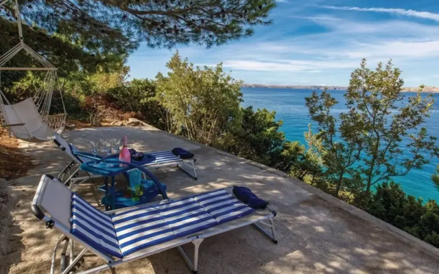 Sunny Beachfront Jablanac Apartments