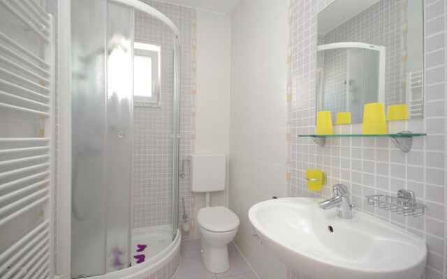 Amazing Home in Makarska With Wifi and 6 Bedrooms