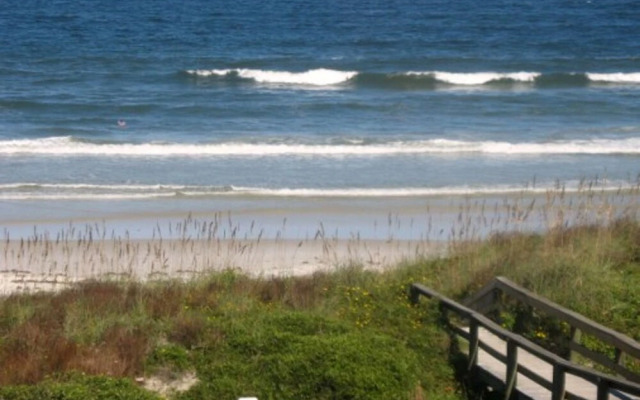 Beachers Lodge by Vtrips