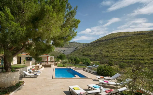 ISOLATED Five Star Luxury Villa With Private Pool