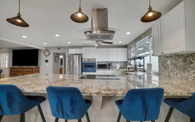 Vibrant In Vegas - 4 Bd With Shimmering Pool! 4 Bedroom Home by RedAwning