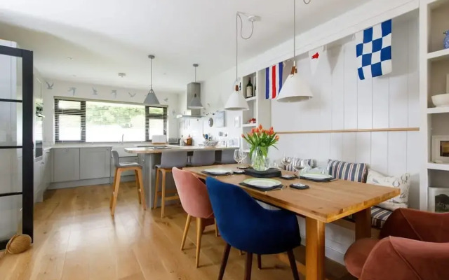 Pretty Coastal Home in Bosham Close to Water