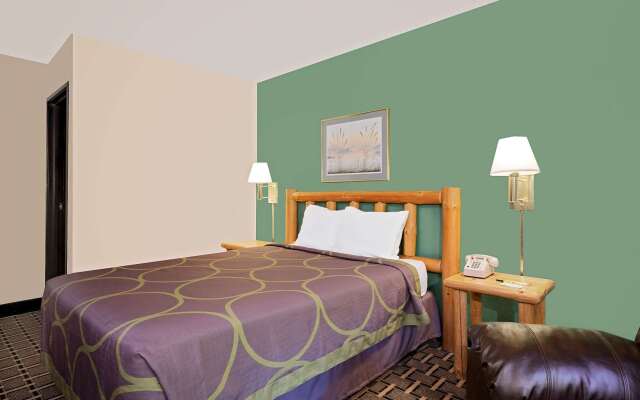 Super 8 by Wyndham Cloquet