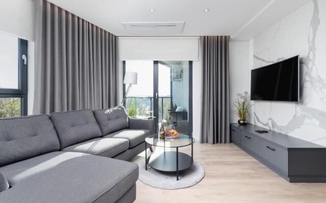 Mogilska Apartments by Renters Prestige