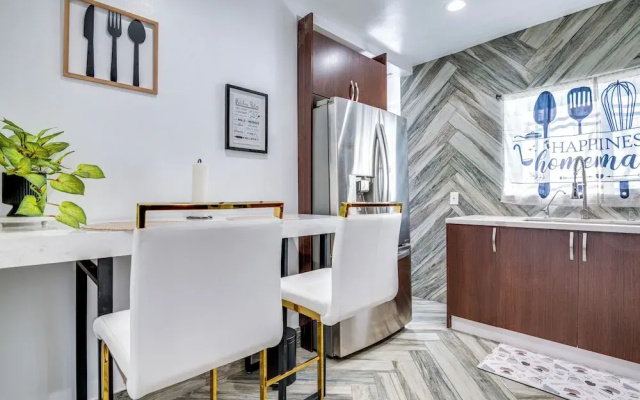 7 Mi to Downtown: East Los Angeles Apartment