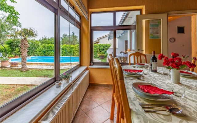 Amazing Home in Liznjan With 4 Bedrooms, Wifi and Outdoor Swimming Pool