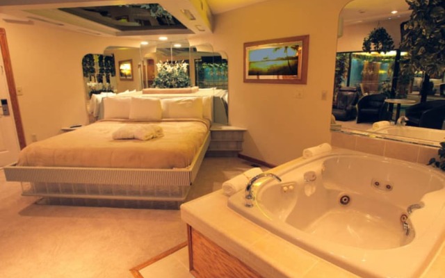 Sybaris Pool Suites Indianapolis