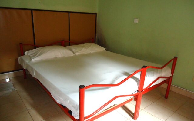 Lions Den Hotel