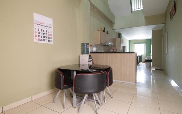 RedDoorz near Lippo Village 3