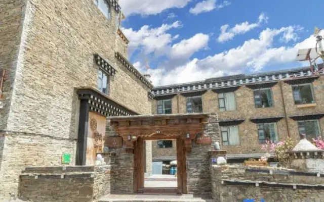 Yading Zhaxi Kongshu Tibetan Culture Theme Hotel