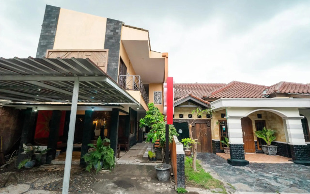 Super OYO 2285 Art Guest House Syariah