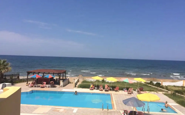 Chrisanna Apartments & Studios