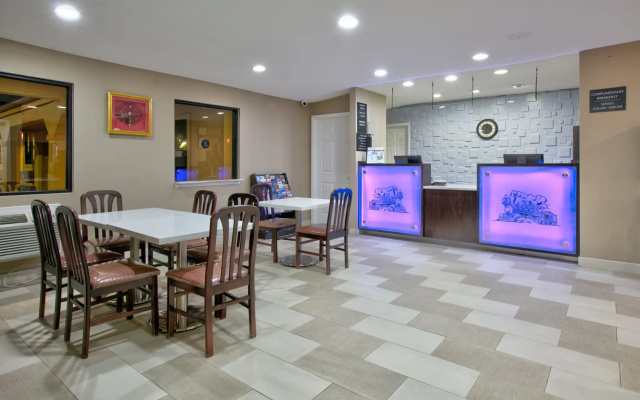 Super 8 by Wyndham Palestine TX