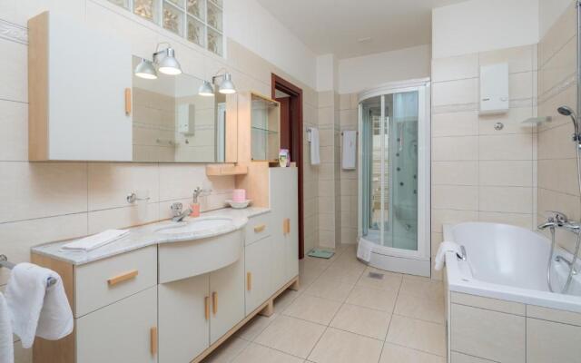 Seaside Apartment Gold 1row
