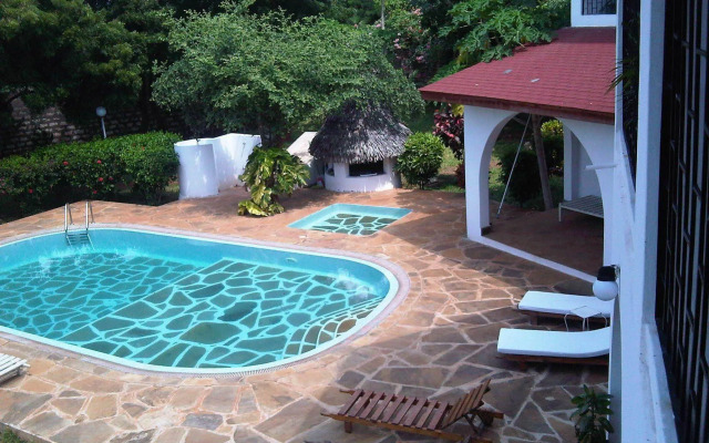 Giraffe House