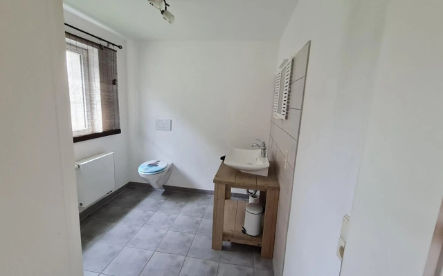 Eifelhof mit Obstbaumwiese