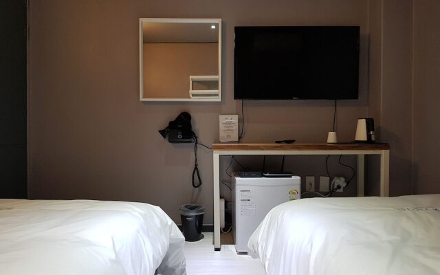Adios - Hostel