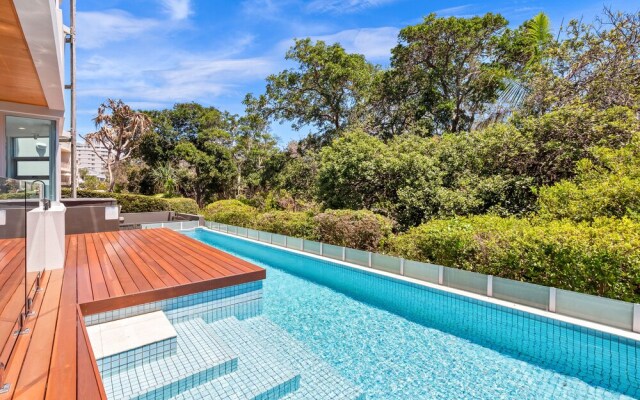 Exceptional Mooloolaba Beach Apt-Beach01