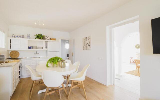 Cubo's Beach House Comfy Sun