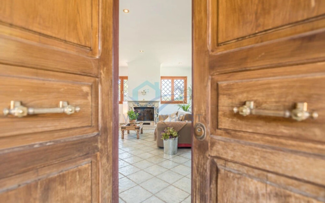 New Refined Villa Rayskaya In Monte Compatri