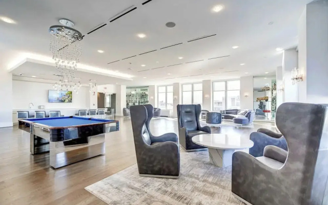 Spacious 2BR Apartment in Crystal City