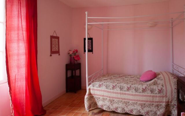 Secluded Holiday Home in Rustrel With Swimming Pool