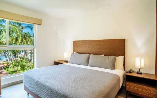 Beachfront 2BR Condo - Pool - Blue Flag Beach